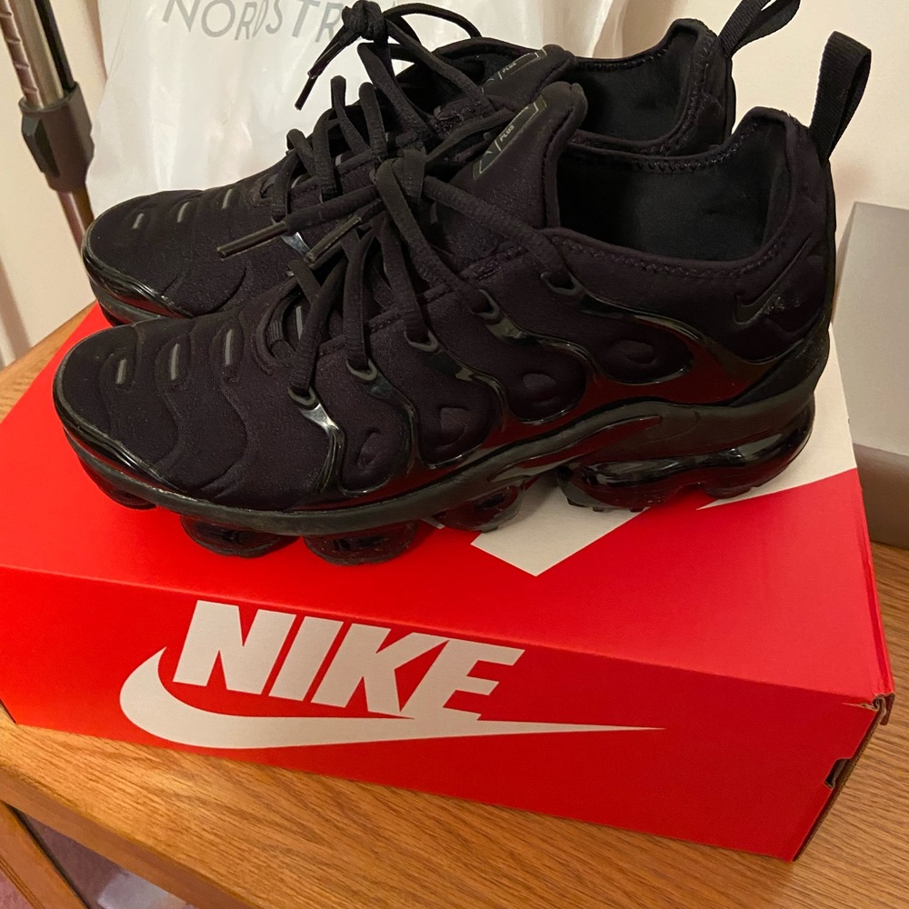 Men’s Nike Black vapormax sneakers size 8